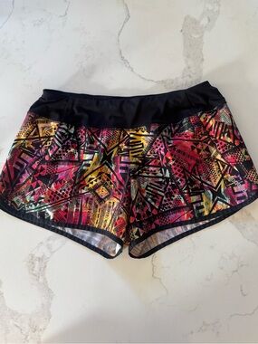 Reebok running shorts - medium -geometric pattern